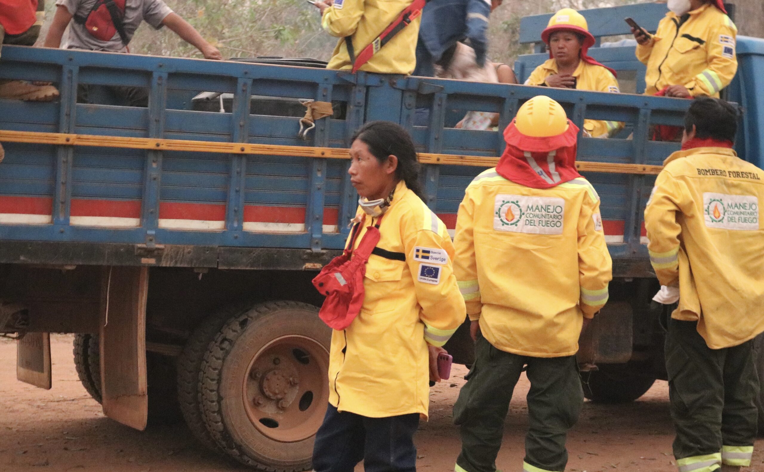 Ignacia Supepi og det frivillige brandkorps er iført sikkerhedsudstyr, og på vej ud for at slukke en lokal skovbrand, som er løbet løbsk.